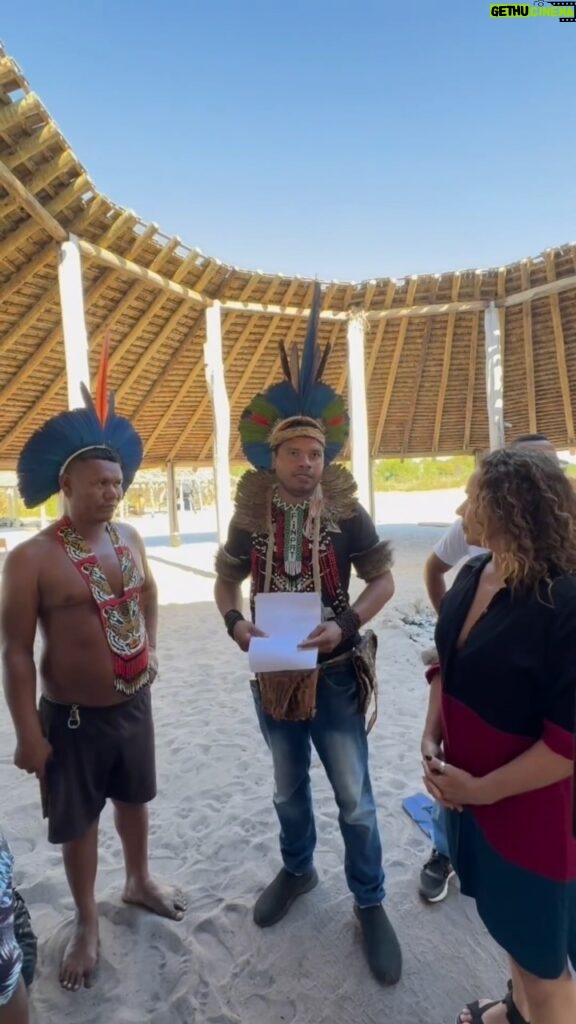 Daniela Mercury Instagram - POVO PATAXÓ DE PORTO SEGURO PEDE PROTEÇÃO Eu como cantora e membra da Comissão Arns, visitei a Terra Indígena Barra Velha, em Porto Seguro, Bahia. Em encontro com lideranças locais, ouvi relatos sobre a situação de ameaças aos Pataxó que habitam a região. Mortes de adolescentes, presença de milícias e emboscadas são frequentes. Além disso, eles solicitam melhorias nas políticas públicas, investimentos e ampliação na escola de Barra Velha, transporte interno devido às grandes distâncias e melhor atendimento de saúde dentre outras importantes demandas. Quero que vocês conheçam a beleza da cultura do povo Pataxó e que todos que moram nessa região celebrem a importância deles e se encantem com a cultura indígena. Fui recebida pelos jovens e crianças que me emocionaram demais. Vejam os @Marujinhospataxó. Foi uma honra ser recebida com tanto amor a arte. Hoje é dia de luta contra a discriminação racial. Que lembremos quanto os povos indígenas sofrem com o racismo. #diainternacionaldelutapelaeliminaçãodadiscriminaçãoracial #danielamercury #pataxo #comissaoarns #direitoshumanos