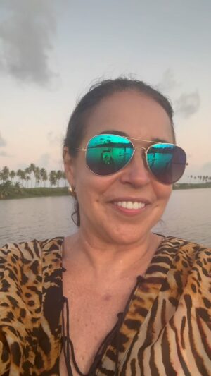 Daniela Mercury Instagram - Essa é a nossa casa. Doce, musical, poética e lúdica como a Páscoa. Precisamos sonhar ! Há muito o que fazer ! Há futuro para inventar! Há esperança e alegria. Tudo é possível ! Beijos e feliz renascimento para você! #pascoa #renascimento #esperanca #arte #amor #danielamercury #felizpascoa🐰