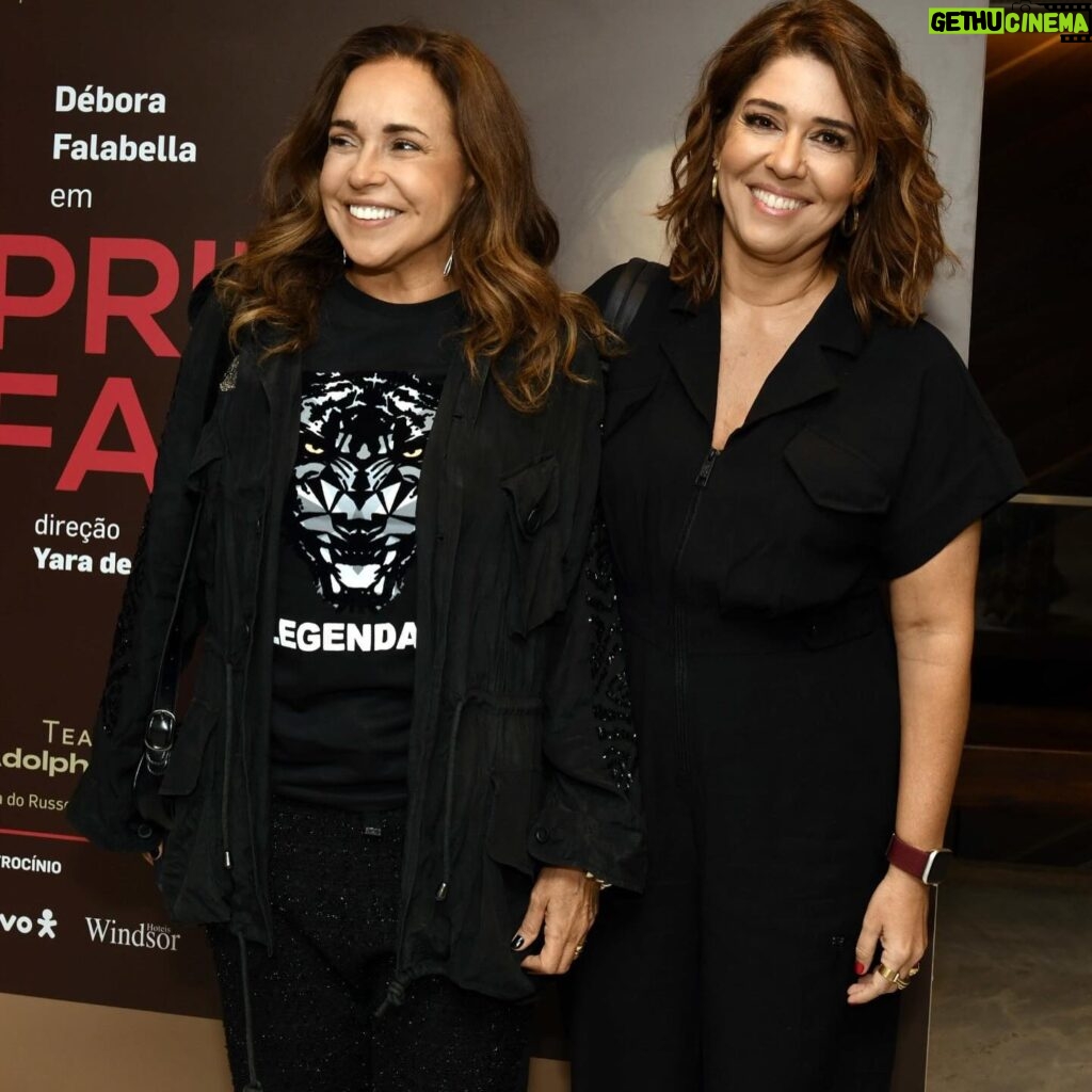 Daniela Mercury Instagram - PRIMA FACIE! Um espetáculo que precisa ser visto por homens e mulheres. Tivemos o privilégio de assistir ontem no Rio de Janeiro o talento de @deborafalabellaoficial com uma produção lindíssima e uma direção impecável. Ainda tive o privilégio de conhecer pessoalmente uma das grandes inspirações da minha vida: a bailarina revolucionária @dalalachcar , além de reencontrar a minha querida amiga @leonacavalli , que também está em cartaz no Rio (e vamos assistir ❤️). Eu e Malu amamos o convite. Axé para vocês. #deborafalabella #danielamercury #primafacie 📸 @granatocristina_