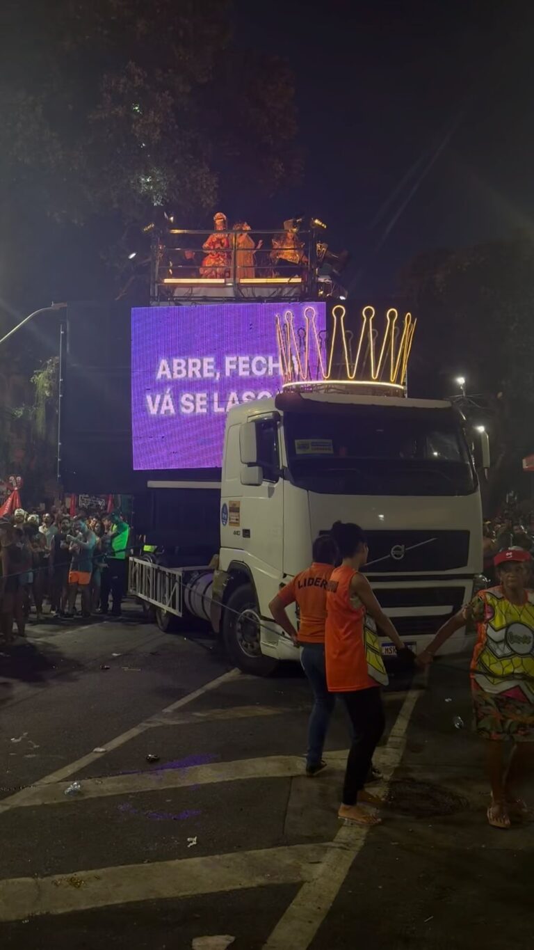 Daniela Mercury Instagram - Abre, Fecha… eu amei o carnaval 2024. O meme do abre e fecha está bombando. #DanielaMercury #CarnavaldaRainha #AbreFecha #PipocadaRainha para entender, volte alguns posts.