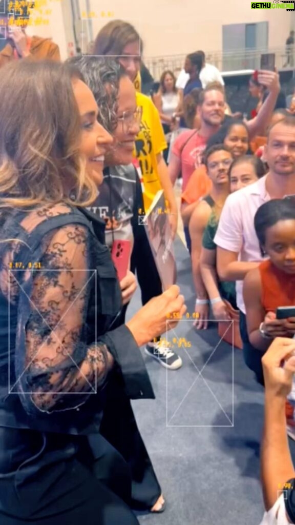 Daniela Mercury Instagram - Muito bacana participar da bienal do livro como autora, como compositora de minhas obras e de perceber mais uma vez como a cultura transforma a vida das pessoas. Veja o vídeo até o final para conhecer a pequena (e genial) @dudasanthana ! Um beijo especial pro mediador @brunoalbrasil ! #BienaldoLivro #DanielaMercury