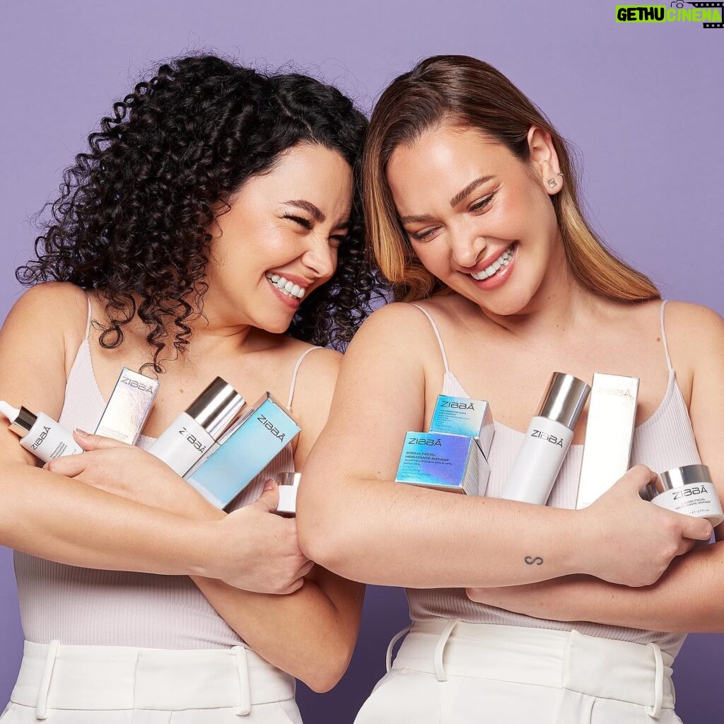 Daniela Nicolás Instagram - HOY LANZAMIENTO DE @zibbabeauty !!!!!!!!! No se pueden llegar a imaginar lo feliz que estoy ♥️ fueron años de trabajo antes de que viera la luz porque llevamos mucho tiempo junto a mi hermana y especialistas en lograr productos que sean realmente de calidad y a la vanguardia!! Espero de todo corazón que les gusten tanto como a mi! Además por lanzamiento TODOS nuestros kits están con descuento y por compras superiores a $65.000 les regalamos el envío ♥️ y también por el lanzamiento tenemos un TREMENDO CONCURSO!!!! Así que vayan a seguirnos a @zibbabeauty y entérense de todas las novedades!!!!! 😍 y muchas gracias a todos por sus buenas energías!!!!