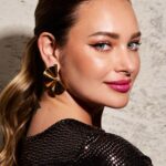 Daniela Nicolás Instagram - ¡Les dejo los pasos para lograr el look Color Diva de @esika.oficial! Paso 1: Paleta Eye PRO - Romantic Berry Esta paleta tiene una textura ultra suave y de muy fácil difuminación. Además, sus tonos son de alta pigmentación y ultra fijación ♥️ Paso 2: Plumón Eye PRO Paso 3: Labial Color Addiction - Fucsia Fabulosa Este labial es de un color mate intenso, de textura ultra suave. Con una duración hasta por 8 horas! 😍 Paso 4: Perlas Bronze PRO - Perlas de Sol ¡Y les tengo un dato que van a amar! Si entran a la web de ésika van a poder ver tutoriales con 6 looks (incluido el mío) para recrearlos de manera sencilla! Están increíbles!!! 😍♥️💋 ¡Cuéntenme en los comentarios qué tal les pareció el look y para qué ocasión lo usarían! Los leo! 😍 #1mujer6looks #publicidad CETCO S.A. 20100123763 NSOC03195-20CO​ NSOC04930-21CO​