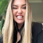 Daniela Nicolás Instagram - Carrusel de emociones previos y post a la primera parte de la defensa de mi tesis para ser periodista 🤣🤣🤣🤣 en julio es la segunda parte de la defensa y final!!!!! agradecer los infinitos mensajes de buenas vibras que me llegaron para hoy!!! ♥️♥️♥️♥️ @calvert.cv mi compañerito de tesis, te quiero mucho 😘😘😘😘