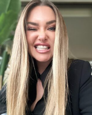Daniela Nicolás Instagram - Carrusel de emociones previos y post a la primera parte de la defensa de mi tesis para ser periodista 🤣🤣🤣🤣 en julio es la segunda parte de la defensa y final!!!!! agradecer los infinitos mensajes de buenas vibras que me llegaron para hoy!!! ♥️♥️♥️♥️
@calvert.cv mi compañerito de tesis, te quiero mucho 😘😘😘😘
