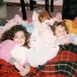 Daniela Nicolás Instagram - Hoy es un día muy especial porque mi hermana @fran_nicolas está de cumpleaños! ♥️ Toda una vida juntas! Hemos vivido quizás más momentos juntas que el común de las personas. Mi mejor amiga, la que sabe más de mí que probablemente yo misma, la que me dio la ahijada Julieta que es la más linda del universo y muy poquito para darme mi segundo sobrino Clemente, con la que peleamos pero no duramos nada porque no podemos vivir sin la otra, con la que hicimos nuestro emprendimiento @zibbabeauty y no puede ser mejor partner y la que me regaló un tremendo cuñado. Feliz cumpleaños hermana, espero que sigamos sumando muchos más recuerdos juntas por mucho tiempo más ♥️