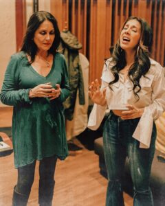Daniela Romo Instagram - 8 de Marzo nueva canción junto a @danielaromoweb ! 🇲🇽 y 🇬🇹 unidos. No saben lo feliz que me hace crear música con una de las artistas más emblemáticas, conocerla y cantar con ella es un aprendizaje. Gracias @danielaromoweb por permitirme unir mi voz con la tuya. Esperamos el apoyo de todos ❤️ #danielaromo #fabiolaroudha #música