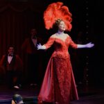 Daniela Romo Instagram - #DíaMundialDelTeatro 🎭✨ El teatro es nuestro espejo... El teatro es refugio de nuestras emociones, de nuestras risas, de nuestras lágrimas, de nuestras reflexiones. El teatro es MAGIA✨Que no crean sólo actores con un texto, un director y un productor. Realizadores, escenógrafos, ingenieros de sonido, vestuario, ambientación, pintores, maquillaje, peluqueros, iluminadores, un sinfín de personas trabajan para crear instantes,recrear problemáticas, cuestionar, engendrar ilusiones, regalar música que nos acompaña, que nos conforta, que nos obsequia una actitud 🙌 El teatro VIVE Y NOS HACE VIVIR‼️ Del caos nacen las ideas. Estamos aquí para abrazarte, para abrazarnos, conectarnos,compartir, para continuar viviendo y soñando✨ El teatro hay que vivirlo...expresión de las almas... Y AQUÍ ESTAMOS✨TE ESPERAMOS‼️ Daniela Romo #DanielaRomo #Teatro #HelloDolly #VictorVictoria #Cabaret #Producción #TinaGalindo #TeatrodelosInsurgentes #cabaretmexico #díadelteatro #Gracias #Mexico #quevivaelteatro #teatro
