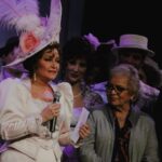 Daniela Romo Instagram - #DíaMundialDelTeatro 🎭✨ El teatro es nuestro espejo... El teatro es refugio de nuestras emociones, de nuestras risas, de nuestras lágrimas, de nuestras reflexiones. El teatro es MAGIA✨Que no crean sólo actores con un texto, un director y un productor. Realizadores, escenógrafos, ingenieros de sonido, vestuario, ambientación, pintores, maquillaje, peluqueros, iluminadores, un sinfín de personas trabajan para crear instantes,recrear problemáticas, cuestionar, engendrar ilusiones, regalar música que nos acompaña, que nos conforta, que nos obsequia una actitud 🙌 El teatro VIVE Y NOS HACE VIVIR‼️ Del caos nacen las ideas. Estamos aquí para abrazarte, para abrazarnos, conectarnos,compartir, para continuar viviendo y soñando✨ El teatro hay que vivirlo...expresión de las almas... Y AQUÍ ESTAMOS✨TE ESPERAMOS‼️ Daniela Romo #DanielaRomo #Teatro #HelloDolly #VictorVictoria #Cabaret #Producción #TinaGalindo #TeatrodelosInsurgentes #cabaretmexico #díadelteatro #Gracias #Mexico #quevivaelteatro #teatro
