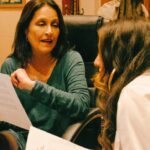 Daniela Romo Instagram - NADA - Es el nombre de nuestra nueva canción y este 8 de Marzo sale!!! Acá nos encontrábamos en el estudio, revisando por última vez la letra y listas para iniciar a grabar ☺️🌼. @danielaromoweb #música #danielaromo #fabiolaroudha #danielayfabiola