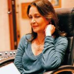 Daniela Romo Instagram - NADA - Es el nombre de nuestra nueva canción y este 8 de Marzo sale!!! Acá nos encontrábamos en el estudio, revisando por última vez la letra y listas para iniciar a grabar ☺️🌼. @danielaromoweb #música #danielaromo #fabiolaroudha #danielayfabiola