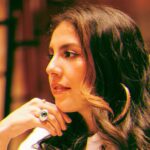 Daniela Romo Instagram - NADA - Es el nombre de nuestra nueva canción y este 8 de Marzo sale!!! Acá nos encontrábamos en el estudio, revisando por última vez la letra y listas para iniciar a grabar ☺️🌼. @danielaromoweb #música #danielaromo #fabiolaroudha #danielayfabiola