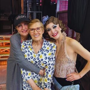 Daniela Romo Instagram - 🙌🏻✨ Celebro siempre su presencia‼️Los invito a vivir esta humana emoción 🥰✨CABARET de jueves a domingo en el gran @teatroinsurgentes @cabaretmexico 

Gracias siempre 🙏🏻

#DanielaRomo #Cabaret #Teatro #México #cabaretmexico #Musical #Gracias