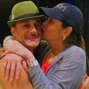 Daniela Romo Instagram - 🙌🏻✨ Celebro siempre su presencia‼️Los invito a vivir esta humana emoción 🥰✨CABARET de jueves a domingo en el gran @teatroinsurgentes @cabaretmexico 

Gracias siempre 🙏🏻

#DanielaRomo #Cabaret #Teatro #México #cabaretmexico #Musical #Gracias