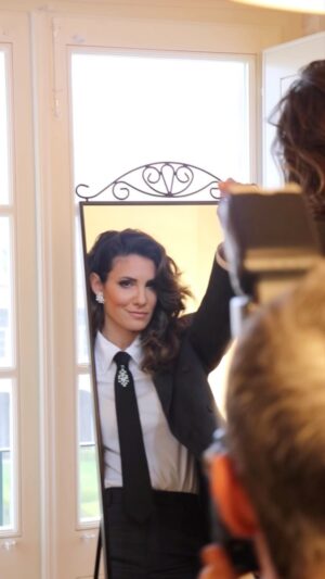 Daniela Ruah Instagram - Look book that made me feel gorgeous and totally in character 🎭
.
Look book que me fez sentir liiiinda e em personagem 🎭
.
Styling @filipecarrico_styling 
Makeup @patricialimaatelier 
Cabelos @helenavazpereira @griffe @lancarui 

1) Fato/suit @bashparis 
👔 @massimodutti
👠 @luisonofre 
💎 @boutiquedosrelogiosplus

2) 👗🧥 @bashparis 
Tights/collants @calzedonia 
💎@boutiquedosrelogiosplus
👠 @newblackconceptstore

🎥 @alicia_amil 
📸 Manuelguerra__photography