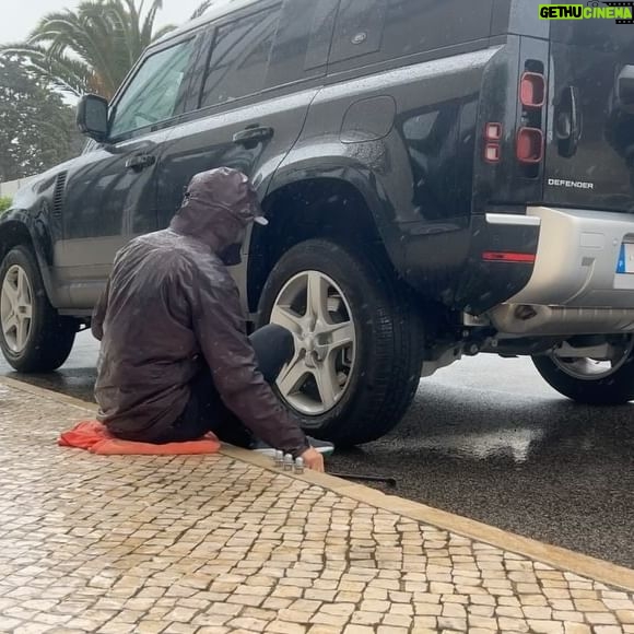 Daniela Ruah Instagram - Sempre uma aventura nesta família…. 🐟🌊 #defender Always an adventure in this family… 🐟🌊 @landrover . #férias #vacation #portugal #family #fun #rain