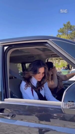 Daniela Ruah Instagram - Pessoal HOJE É O ÚLTIMO EPISÓDIO DE OS TRAIDOOOOORES!!!!! E quero MUITO saber quem é que acham que sai daqui com a prata… traidores? Ou fieis? 
Se perderam algum podem pôr os episódios em dia na @opto.sic 
.
People TONIGHT IS THE LAST EPISODE OF TRAITORS (portugal)!!!!! And I REALLY want to know who you think is walking away with the silver… traitors? Or faithfuls? 
And if you missed any, you can catch up on episodes on @opto.sic 
.
#sic @sicoficial #opto #traidores #host #mystery #whowillwin #traitors #faithful #fiel #traidor
🎥 @alicia_amil ♥️