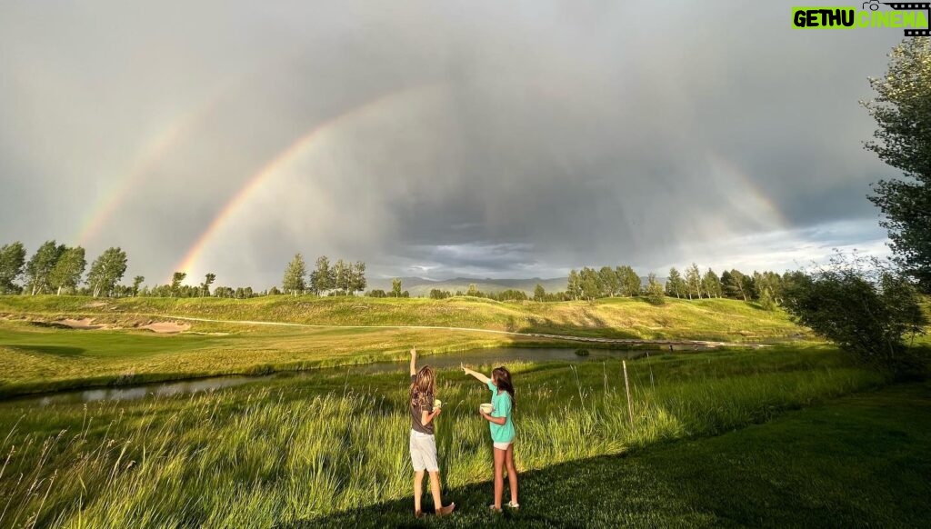 Daniela Ruah Instagram - Joy x 2 🌈👦🏼👧🏼🌈 Alegria x 2 . #rainbow #nature #kids #son #daughter #arcoiris #natureza #filhotes #alegria #joy