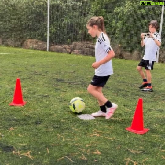 Daniela Ruah Instagram - Hoje houve futebol… O dia todo… 😜 Os miúdos jogam os dois nos EUA e aqui em Portugal aproveitamos os treinos com o @diogabreu . Sempre positivo, encorajando sempre e detalhado. Depois à noite houve joooooogo BENFICA/SPORTING . Today there was soccer… All day… 😜 The kiddos play in the US but we always get in some training in Portugal with @diogabreu . Always positive, always encouraging and detailed. Then in the evening we watched a gaaaaaame #Benfica v #Sporting . @slbenfica @sportingmodalidades #futebol #soccer #kids #family #travel #fun