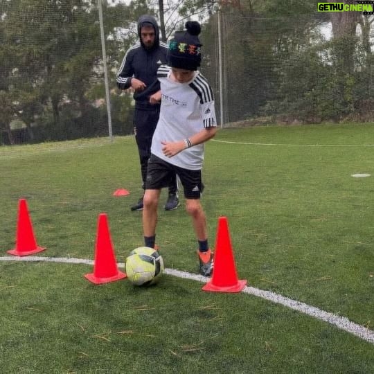 Daniela Ruah Instagram - Hoje houve futebol… O dia todo… 😜 Os miúdos jogam os dois nos EUA e aqui em Portugal aproveitamos os treinos com o @diogabreu . Sempre positivo, encorajando sempre e detalhado. Depois à noite houve joooooogo BENFICA/SPORTING . Today there was soccer… All day… 😜 The kiddos play in the US but we always get in some training in Portugal with @diogabreu . Always positive, always encouraging and detailed. Then in the evening we watched a gaaaaaame #Benfica v #Sporting . @slbenfica @sportingmodalidades #futebol #soccer #kids #family #travel #fun