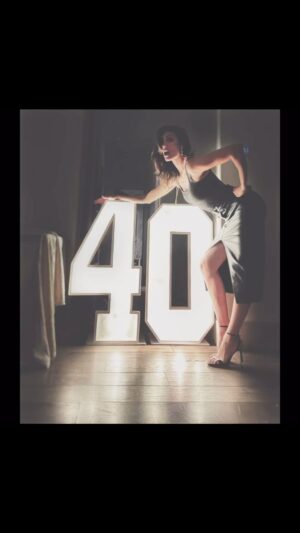 Daniela Ruah Instagram - I was born during Hanukkah so its only fitting to post this video almost a week after my birthday 😂 On Saturday I celebrated 40 years of life, love, health & happiness, pitfalls, good & bad decisions, lessons learned and just gratitude. I wish I had photos of more friends who celebrated with me but I didn’t take as many as I should have 🫣 Thank you to everyone who has sent such loving messages, I’m truly thankful for the life I lead and everyone in it. Here’s to another year around the sun 🌞 
.
Nasci durante Hanukkah (que começa hoje) por isso parece-me apropriado postar este video com quase uma semana de atraso após os meus anos 😂 No sábado celebrei 40 anos de vida, amor, saúde & felicidade, momentos baixos, boas e ás decisões, lições que aprendi e muita gratidão. Gostava de ter mais fotos para partilhar mas tirei poucas nessa noite 🫣 Obrigada a todos que me mandaram msgs tão bonitas! Sinto-me mesmo agradecida pela vida e pelos que me rodeiam dentro dela. Aqui vai mais um ano à volta do sol 🌞 
.
#birthdaygirl #thisis40 #lovelife #celebrate #happy