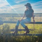 Daniela Ruah Instagram – Taking in the fields and the mountains… pretending I didn’t ask my sis @swrightolsen to take these.
.
Absorvendo o campo e as montanhas… fingindo que não pedi à minha mana @swrightolsen para tirar as fotos.
.
#Idaho #family #barnlife #mountainlife #relax #nature #soakingItIn #cowboybooys #cowboyhat #bikini @camiandjax