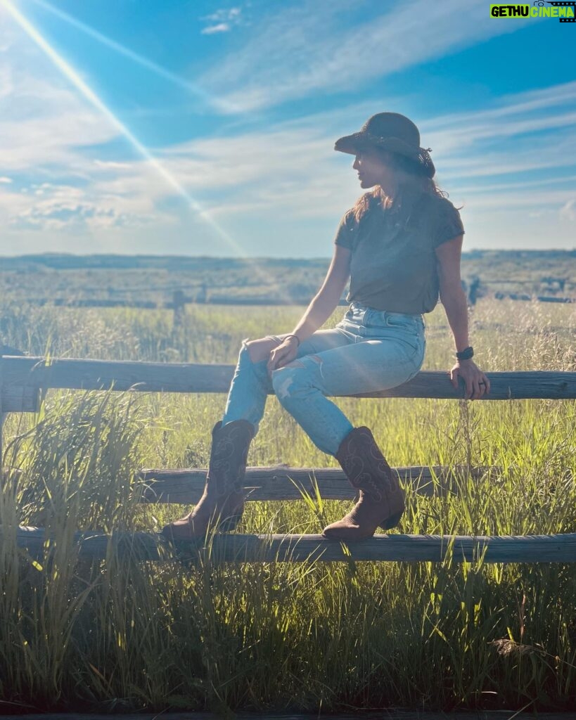Daniela Ruah Instagram - Taking in the fields and the mountains… pretending I didn’t ask my sis @swrightolsen to take these. . Absorvendo o campo e as montanhas… fingindo que não pedi à minha mana @swrightolsen para tirar as fotos. . #Idaho #family #barnlife #mountainlife #relax #nature #soakingItIn #cowboybooys #cowboyhat #bikini @camiandjax