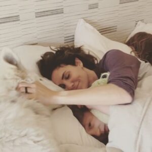 Daniela Ruah Instagram - Mothering… #MothersDay
.
A ser mamã…
#DiadaMãe
.
#mama #mãe #River #Sierra #kids #pups #grandma #vovó #Sunday #Domingo #diadamãe (EUA) #puppymom #Roxy #Ice