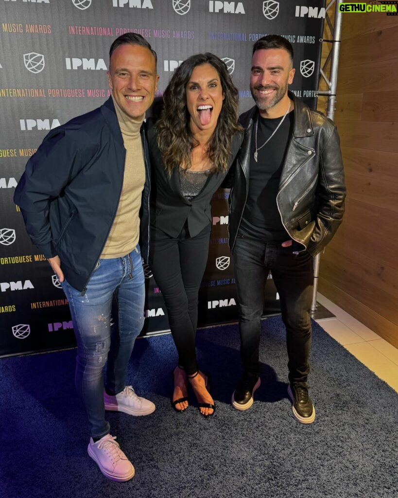 Daniela Ruah Instagram - Que noite linda a celebrar a nossa cultura e música dentro e fora de Portugal! Os @ipma_awards é organizado por um grupo de imigrantes ou filhos de imigrantes portugueses que fazem questão da manter a alma portuguesa e a nossa língua… que orgulho… Obrigada aos incríveis artistas que se juntaram a nós e ao novos amigos que fiz este ano… @ricardofarias118 o meu parceiro de palco, és O MAIOR! 🇵🇹🇺🇸🇵🇹🇺🇸🇵🇹🇺🇸🇵🇹🇺🇸🇵🇹🇺🇸🇵🇹🇺🇸🇵🇹🇺🇸🇵🇹🇺🇸🇵🇹🇺🇸 What a beautiful evening celebrating our musical culture inside and out of Portugal! The #IPMA organization is made up of portuguese immigrants, or their kids, who make a point of maintaining their portuguese soul and our language… so proud… Thank you to the incredible artists who joined us this year and the the new friends I’ve made… @ricardofarias118 my co-host, YOU ROCK! . The LOOK 👗 @nunobaltazarnb 💇🏻‍♀️@kelc__88 💄 @mrs.karinajaneiro