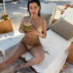 Daniella Salvi Instagram - sun saltwater coconuts = a happy Dani ☺️☀️🌊🥥🌴 @nycbodymedspa