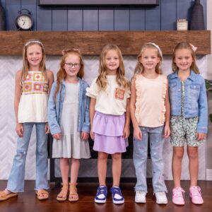Danielle Busby Instagram - ☕️Early morning today with the start of our new school year! Quints start 3rd grade and Blayke starts 7th grade! All my baby girls are just growing up so fast 🥹. Praying for a safe and smooth new year! 🥰 
#itsabuzzworld #outdaughtered #firstdayofschool