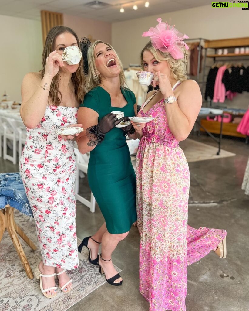 Danielle Busby Instagram - Had the B.E.S.T morning hosting my 1st TEA PARTY 🫖 at @graesonbee 🥰 We missed a few of my favorite friends, and I failed at taking pics with everyone 🤦🏻‍♀️ but cheers 🥂 to a great morning with friends … and shopping 🛍️👗💐 Happy Friday 😘 #teatime #friends #graesonbeeboutique #itsabuzzworld