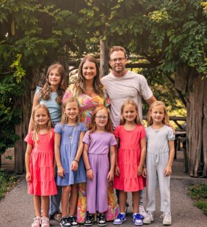 Danielle Busby Instagram - Happy #NationalDaughtersDay !!! And Boy oh boy!! do I have a bunch of them to cheers to! Thank y’all for keeping me…young 🤷🏻‍♀️🫣🤪LOL  Love you all BIG 💚 
#girlmom #itsabuzzworld #outdaughtered