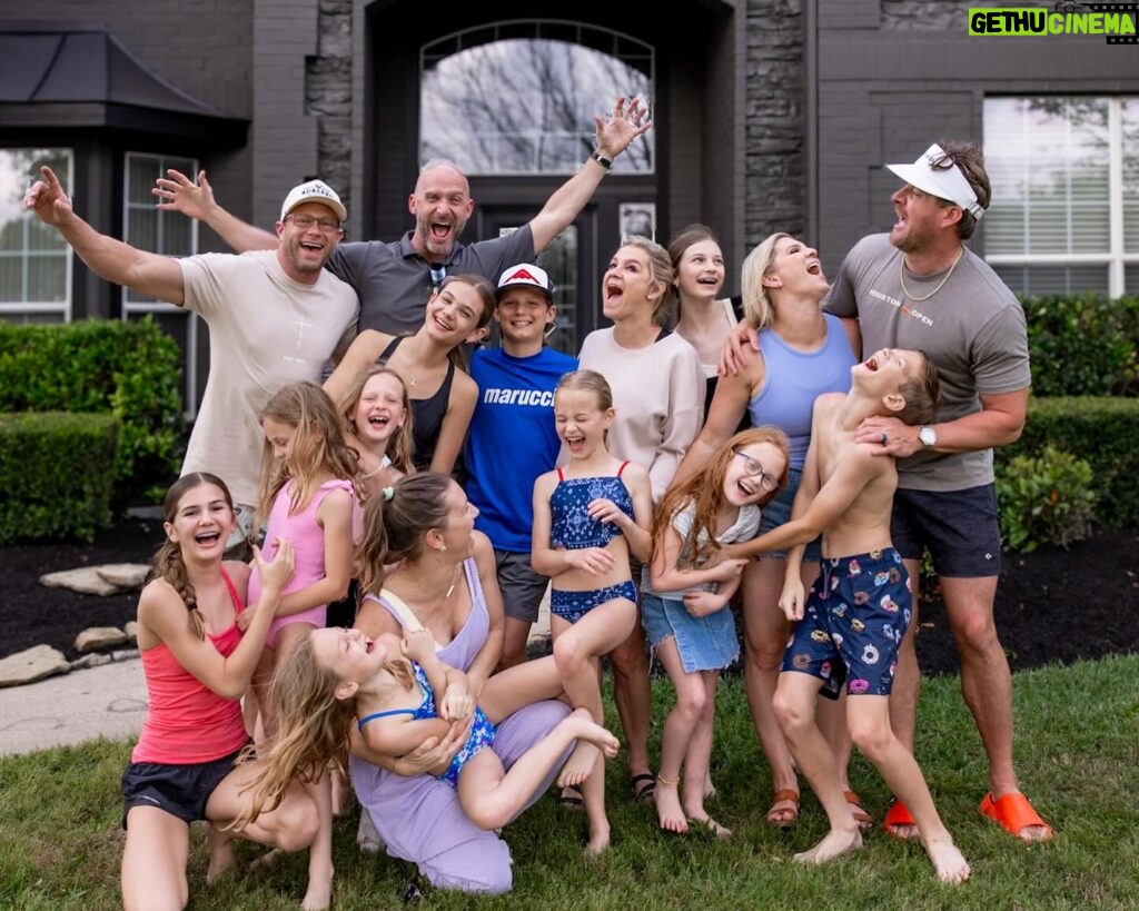 Danielle Busby Instagram - Love this wild & cray family of mine 💖 #itsabuzzworld #outdaughtered