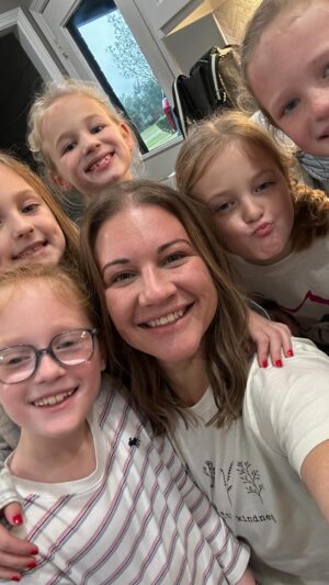 Danielle Busby Instagram - (Part 2) 9 years filled with lots of twirly dresses, lots of loudness & screaming 🙉😆, lots of matching outfits, lots of ‘first’, lots of family trips & memories, lots of dancing, lots of laughs … BUT most importantly …lots of JOY & so much LOVE! God is Good 💟
#itsabuzzworld #outdaughtered #morethanreality