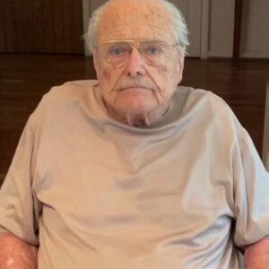 Danielle Fishel Instagram - The incomparable @mrbilldaniels (AKA Mr. Feeny) and his glorious and talented wife Bonnie Bartlett (AKA Dean Bolander) join us this week for @podmeetsworldshow and I promise, you don't want to miss it. You'll laugh and I'll cry (kids have made me sappy, I can't help it). Link in my bio to subscribe so you don't miss it.