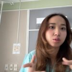 Danupha Khanatheerakul Instagram - สวัสดีค้าบ ส่งท้ายปีเก่าด้วยการ เป็นซีสต์ที่เส้นเสียง เย้ อ่าว ไม่ใช่ แฮะๆ หลังจากที่ใช้เสียงอยากต่อเนื่องไม่พักผ่อนนั้น มินก็เกิดอาหารคอแดงคอบวม (ซึ่งเป็นปกตินะฮะ เราพักผ่อนน้อยเองด้วย) เลยตัดสินใจไปตรวจที่โรงพยาบาลเฉพาะทาง และพบว่าตัวเป็น ซีสต์ที่เส้นเสียงข้างซ้ายข้างเดียว คือจะตัดออกก็ได้หรือจะปล่อยไว้ให้มันแตกเอง แต่มันก็อาจจะไม่แตกเองก็ได้ nobody knows คับ ถ้าผ่า โทนเสียงก็อาจจะเปลี่ยน แต่จริงๆคุณหมอบอกว่าไอ้ซีสต์นี้นวยก็น่าจะมีมาได้สักพักใหญ่ๆแล้วเนื่องจากโทนเสียงของนวยเปลี่ยนไปแล้วรอบนึง คือทุ้มต่ำลง ใช้เวลาตัดสินใจไป1สัปดาห์ ว่าจะผ่าตัดเอามันออก คือขึ้นชื่อว่าซีสต์ ตรงที่เส้นเสียงมันไม่ใช่ที่ที่มันควรอยู่อยู่แล้วอ่ะเนอะ ความจึ้งเกินอยู่ที่ว่า ก่อนหมอจะรมยาสลบ หนูสลบก่อนแล้ว กูหลับเบิ๊ดด หมอต้องปลุกมาดมยาสลบ55555 เลิศต่อมาคือ พอหมอสอดกล้องจะผ่าเอาอีก้อนออก ปรากฎว่า มัน already แตก แบบห๊ะ แบบร่างกายมัน heal ตัวเองไปแล้ว ซึ่งเป็นเรื่องดีนะคะ55555 เท่ากับว่าเราจะหายไวขึ้น ใช้เวลาพักฟื้นน้อยลง คุณหมอว่า โอกาสที่ซีสต์จะเองนี่ไม่ง่ายเลย แต่ก็ดีแล้วค่ะ หลังจากนั้นคือห้ามพูด สามวัน แต่ว่าอยากเล่าเรื่องราวให้พี่ๆฟังเลยส่งไปแบบคลิปสุดท้าย 5555555 สุดท้ายนี้ใครๆก็เป็นซีสต์ได้ รักษาเนื้อรักษาตัวไว้ด้วยนะคะทุกท่าน ปีนี้คงไม่ได้เจอกันในคอนแล้ว แต่อาจจะได้เจอมิลลิตามวัดหรือสถานที่สนุกๆนะคะ อิอิ เบิ้บบูทุกคนมากๆ ปีหน้าเจอกันใหม่ เสียงใสอย่างกับนกไนติงเกลค่ะ เสมอมาเสมอไป 🫶🏽✨