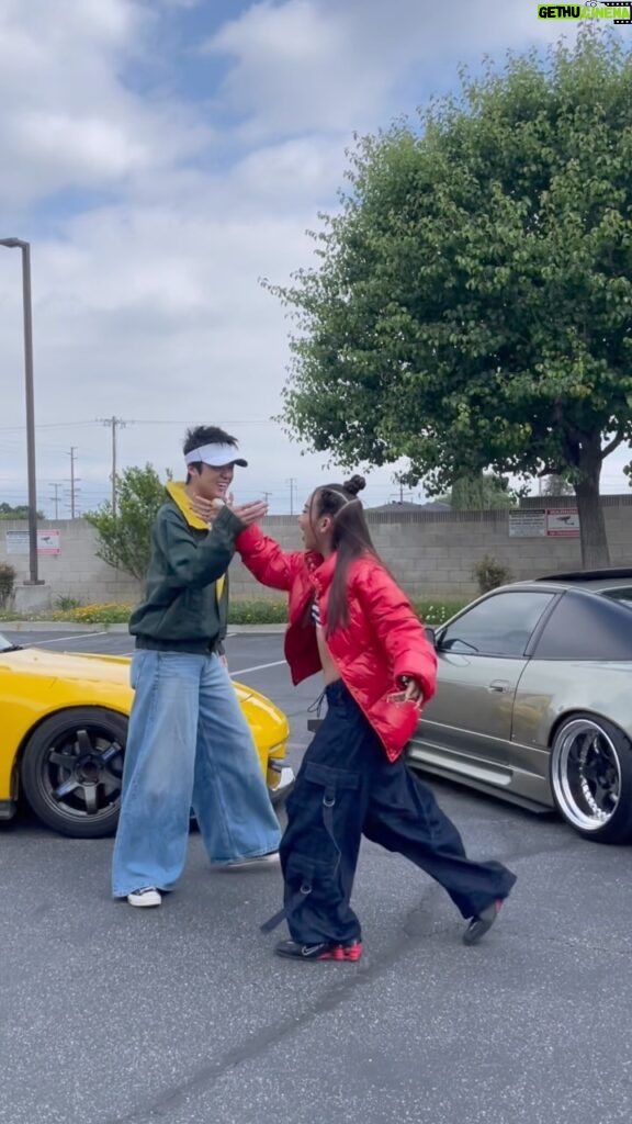 Danupha Khanatheerakul Instagram - WOWoW! ✎ (❁ᴗ͈ˬᴗ͈) @warrenhue Lets dance together 🦾✨ #WOWoWdancechallenge #MILLI #WarrenHue #YUPP #88rising #1999writethefuture 💥