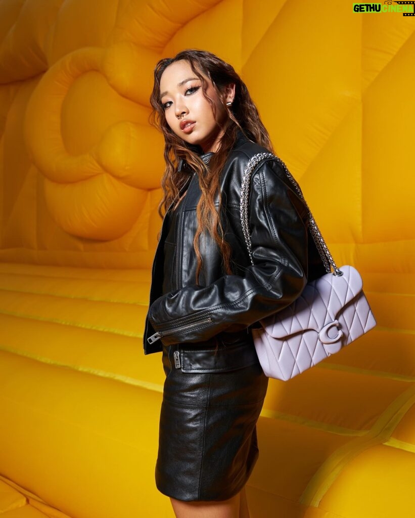Danupha Khanatheerakul Instagram - @Coach celebrates its iconic Tabby Bag by bringing a real-life inflatable version of the iconic bag to Bangkok! Come visit The Coach Tabby Shop at Parc Paragon today until May 3rd 2024 #CoachNY #FindYourCourage