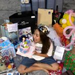 Danupha Khanatheerakul Instagram - อายุ 21 ปีแล้ว พี่ๆบอกว่า เดี๋ยวมันจะไวมากหลังจากนี้รู้ตัวอีกทีคือ 25 ถ้างั้นผมขอใช้ชีวิตวัยรุ่นให้เต็มที่และคุ้มค่าที่สุดนะครับ55555 แต่ๆๆๆจะมีสติขึ้นไรขึ้น ปีนี้ได้รับความรักแบบล้นหลาม มันอิ่มความสุขจนไหลทะลักออกทางรูหู หนูขอบคุณทุกคนนะคับที่อยู่ด้วยกันมาจนถึงตอนนี้ จะเติบโตขึ้นเรื่อยๆ เก่งขึ้นเรื่อยๆ สวยขึ้นและเท่ขึ้นเรื่อยๆด้วยอิอิ หวังว่าอายุ 22 ปีหน้า จะได้ลงรูปพร้อมซิกแพค อยู่ด้วยกันไปนานๆนะคะ ทุกคนเลย นวยมินนี่มิลลิจะคอยเป็นพลังบวกให้เสมอๆ หนูรักตรงนี้ที่เป็นอยู่มากๆ และจะทำให้มันอยู่ต่อไปนานๆเลย เหมือนเดิมเสมอมาเสมอไป เบิ้บบูคับ ✨🫶🏽💕💝💞💓💘💗💖