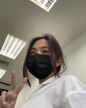 Danupha Khanatheerakul Instagram - วันนี้ที่รอคอย เรียน จบ แล้ว โว้ยยยยยย!!!!
จอบอ = จบ!!!! 🫶🏽✨

กราบเรียนเชิญพ่อแม่พี่น้องลุงป้าน้าอา ทู้กกกท่าน
เจอกันที่งาน “มิลลิจอบอ 4 พค. นี้” เต้าอั้น!
อยากรู้ว่าม่วนแค่ไหน ก็ลองมาดู อิอิ
Link หน้า bio คับบ