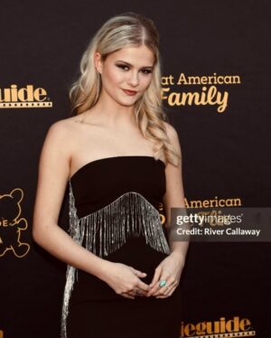 Darci Lynne Farmer Instagram - Such a pleasure attending and presenting at the @movieguide awards!!! What an encouraging night. It’s really really cool to see how the Lord works in the film and TV industry! Thank you for having me 🫶🏻🫶🏻🫶🏻