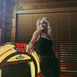 Darci Lynne Farmer Instagram - well hey there 19!!! 
What a day. 
MADE IT TO A MILLION FOLLOWERS, and on my birthday.  A million thanks to everyone for the sweet birthday wishes. Been smiling nonstop today. 
Cheers to another trip around the sun! 🤟🏼🤟🏼
