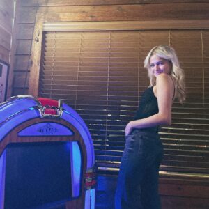 Darci Lynne Farmer Instagram - well hey there 19!!! 
What a day. 
MADE IT TO A MILLION FOLLOWERS, and on my birthday.  A million thanks to everyone for the sweet birthday wishes. Been smiling nonstop today. 
Cheers to another trip around the sun! 🤟🏼🤟🏼