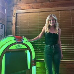 Darci Lynne Farmer Instagram - well hey there 19!!! 
What a day. 
MADE IT TO A MILLION FOLLOWERS, and on my birthday.  A million thanks to everyone for the sweet birthday wishes. Been smiling nonstop today. 
Cheers to another trip around the sun! 🤟🏼🤟🏼
