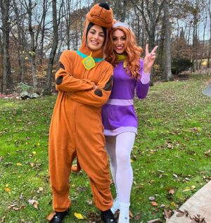 Daria Berenato Instagram - When @fit_tonicassano says stop on your way home from PT and get embarrassing Halloween costumes so we can surprise the kids 🤣#scoobydoo