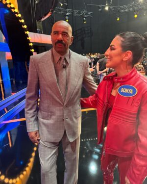 Daria Berenato Instagram - Squad goals Family Feud Edition. ❤️💋 #TeamBianca @biancabelairwwe @familyfeudabc @wwe
