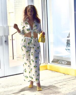 Dascha Polanco Instagram - When life gives you lemons you can go make juice but I rather show out … yellow mellow. #ismellgood @carolnunez__  #bestie 💛 #imgonnarockmyfriz