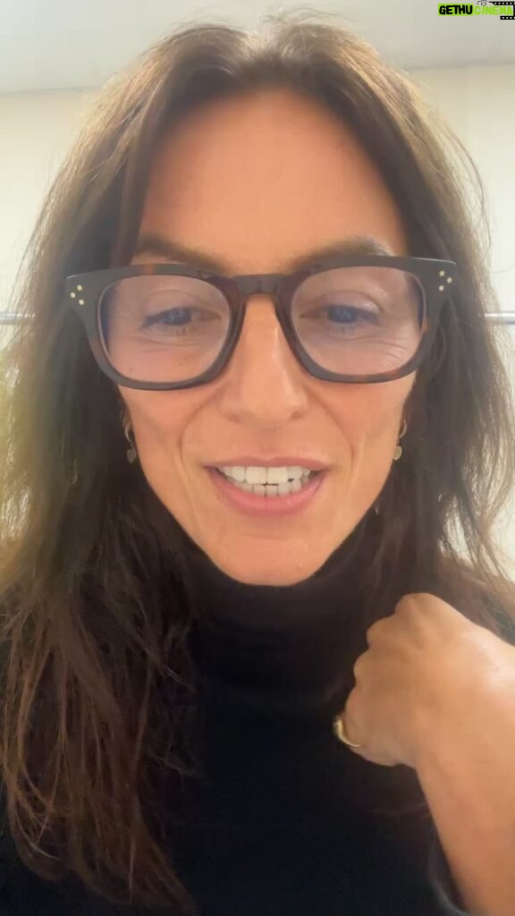 Davina McCall Instagram - Happy #menopausemonday talking about feeling invisible , lost, flatlining , symptoms that “could be life … or could be something else “ . Go to our FB page “menopausing and me” for solidarity , love and empathy . Love you 🥰 #menopausing