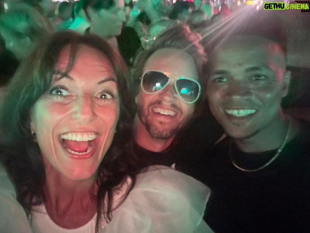 Davina McCall Instagram - Been a bit quiet because we’ve been away … my bf and her fam and our kids and partners/mates .. and last night the kids let US out 😂 so we met up with @russell_kane and @lindseykane0 , bumped into @jordanbanjo and @realperrikiely and @jjenas at @calvinharris 🎉❤️🎊🥰 thank you so so much @vicknhope … then saw @ritaora ! I mean what a night ❤️🥰